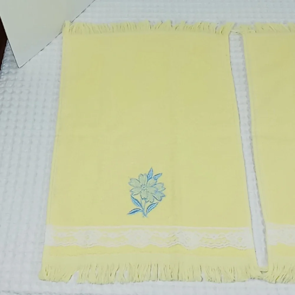 Vintage Unbranded Yellow Fingertip Towels w/Blue Flower & Lace Details
